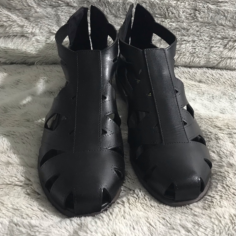 sandals - Picture 3 of 6